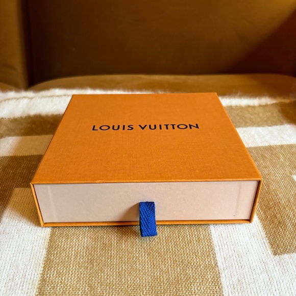 Louis Vuitton Square Small Gift Box 6.5 x 6.5 x 1.8 in with Ribbon & Dust Bag - Picture 6 of 10